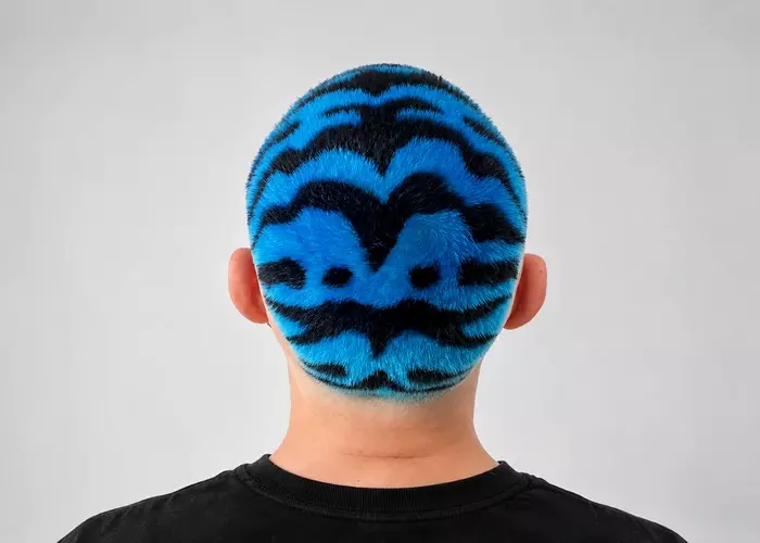 Cheveux bleus courts avec des motifs noirs